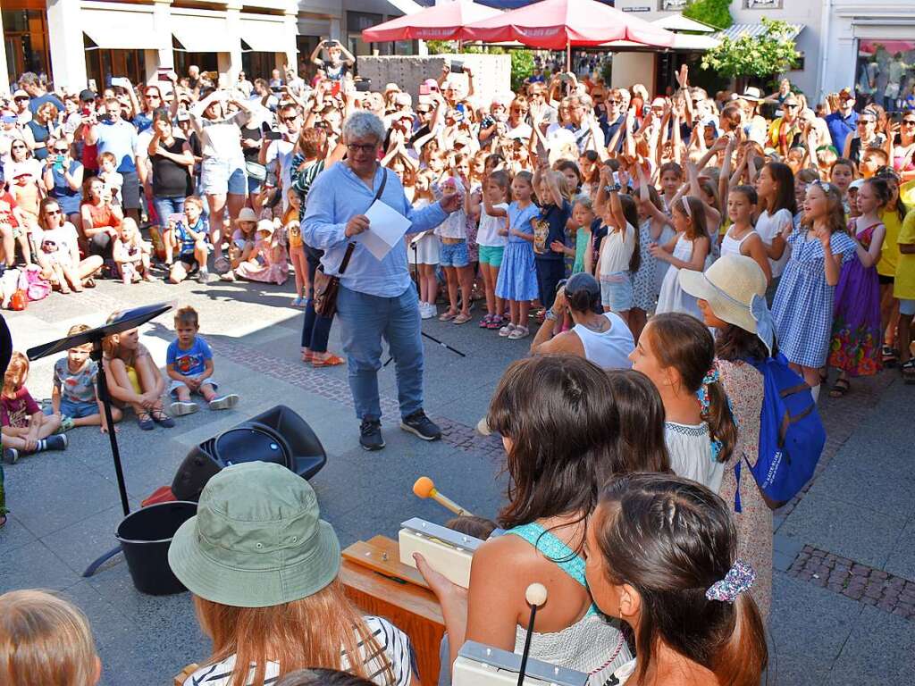 Kinder von Musikschule und Grundschulen brachten die Besucher bei der Erffnung in Stimmung.