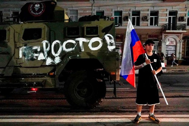 Ein Mann mit der russischen Flagge vor...t der Aufschrift &#8222;Rostow&#8220;.  | Foto: STRINGER (AFP)