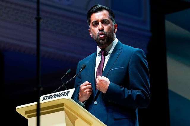 Grobritannien, Dundee: Humza Yousaf, ...ationalpartei (SNP) in der Caird Hall.  | Foto: Jane Barlow (dpa)