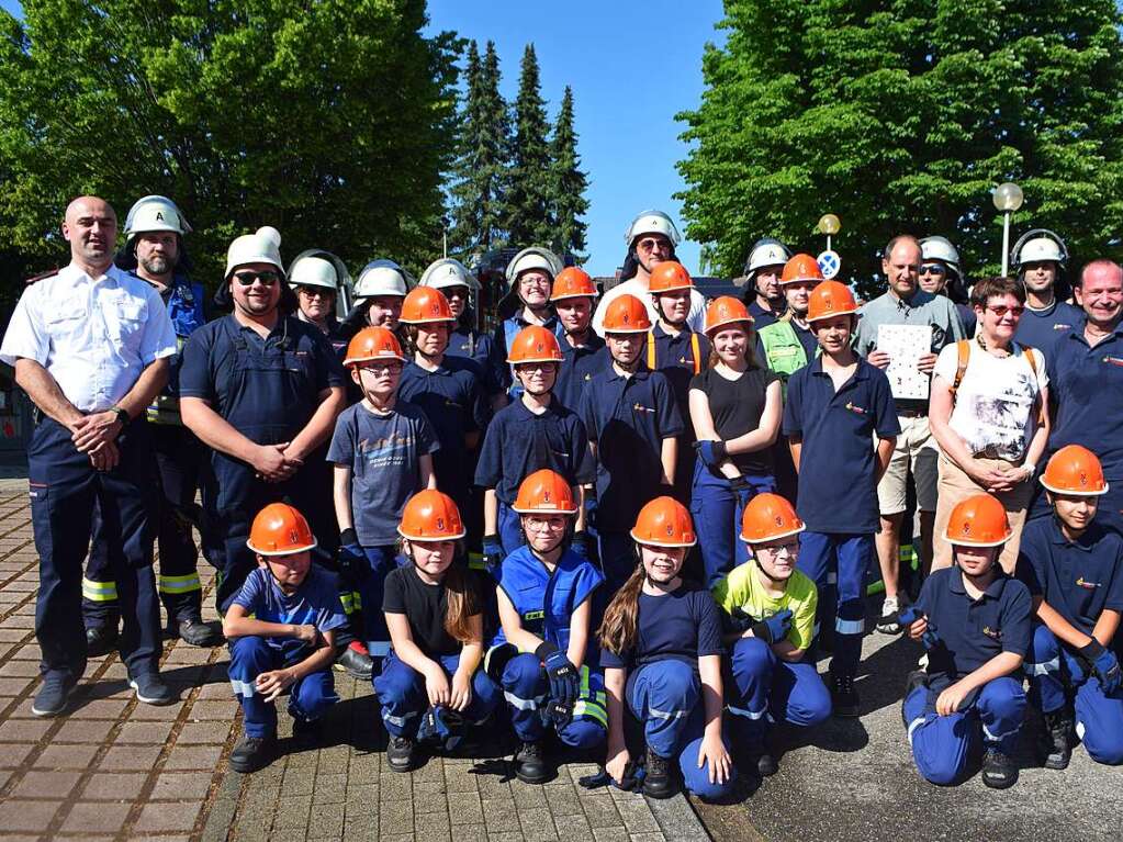 Jugendfeuerwehr Friesenheim: Gruppenbild mit Spenderin Charlotte Schubnell (3.v.r.)