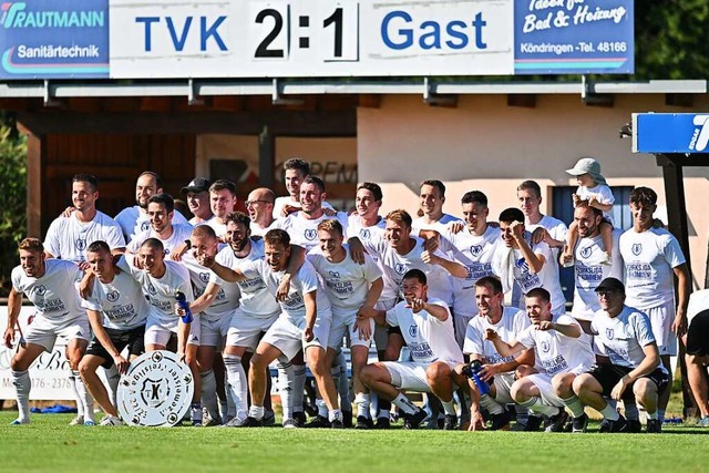 So feiern die Fuballer des TV Kndrin... Aufstieg in die Bezirksliga Freiburg.  | Foto: Achim Keller