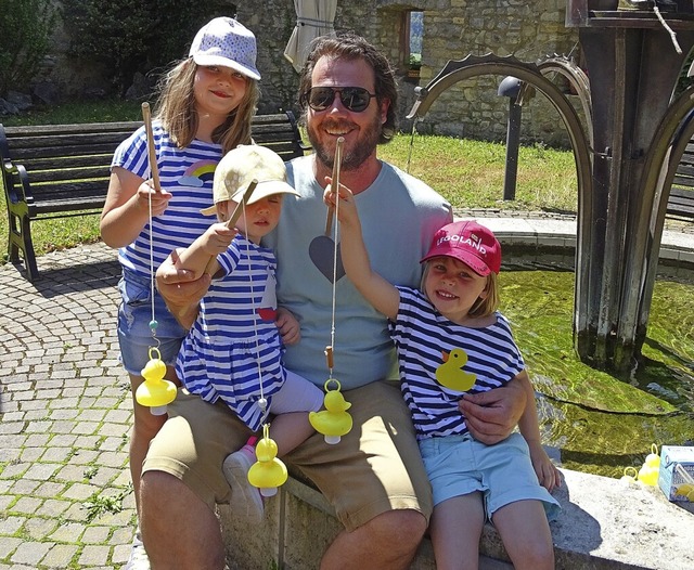 Erfolgreiche Enten-Angler beim Traditi...a, Nikita und Gretha mit ihrem Papa.    | Foto: suedkurier