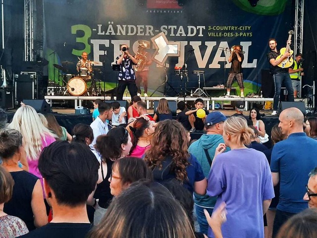 Viele Besucher wollten beim Aufritt vo...icht nur zuhren, sondern auch tanzen.  | Foto: Hannes Lauber