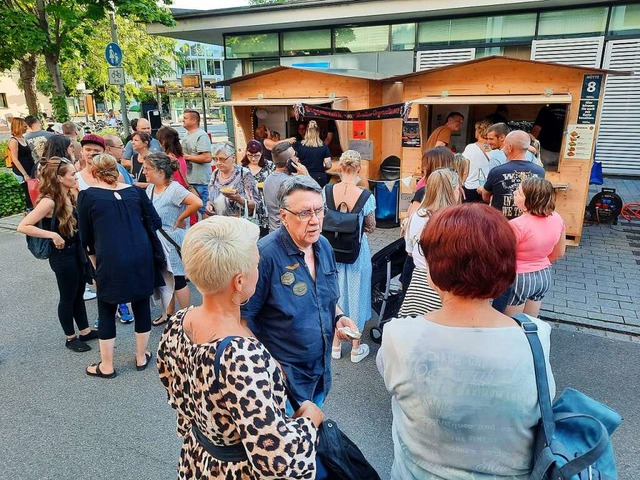 Vor dem Stand der Nodespucker gab&#8217;s schon am Freitag eine Schlange.  | Foto: Hannes Lauber