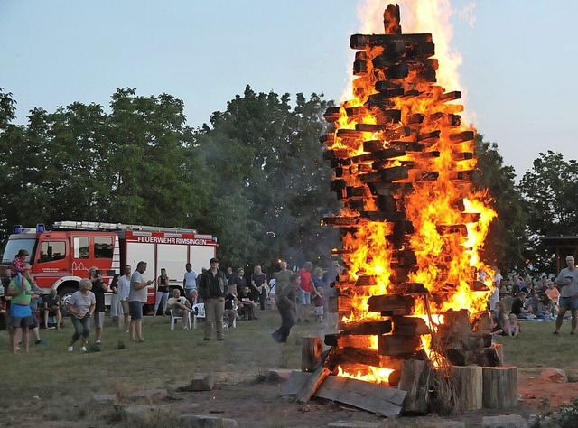 Die Feuerwehr Rimsingen entzndete das...ttilafelsen zur Feier der Sonnenwende.  | Foto: Sebastian Ehret