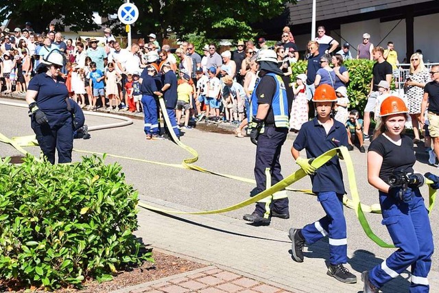 Viele Schaulustige kamen zur  bung  der Jugendfeuerwehr am Samstag.  | Foto: Hubert Rderer