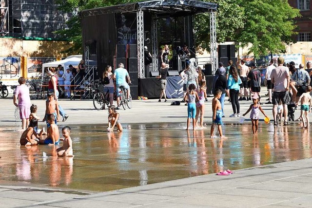 Erfrischung mit Metalsound auf dem Pla...val &#8222;Freiburg stimmt ein&#8220;.  | Foto: Rita Eggstein