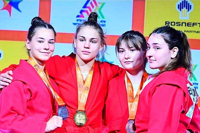 Luise Mattisseck (links) mit ihrer Silbermedaille bei der Sambo-EM in Haifa.  | Foto: Maria Mattisseck-Neef