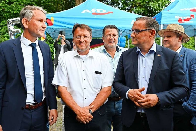 Bjrn Hcke, Robert Sesselmann, Stepha...lla auf der AfD-Wahlparty (von links)   | Foto: Martin Schutt (dpa)
