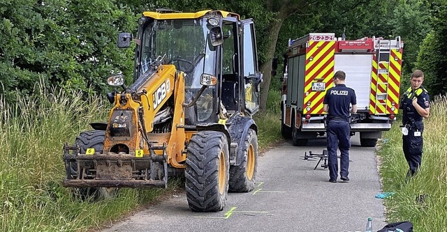 Polizisten untersuchten den Unfallort in Toppenstedt.  | Foto: Polizei Harburg (dpa)