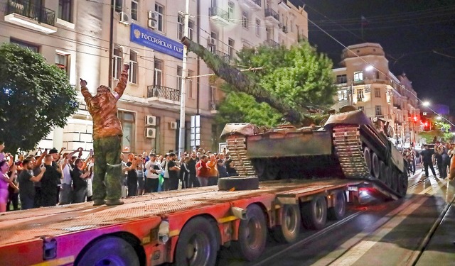 Wagner-Sldner verladen ihre Panzer un... die sdrussische Stadt Rostow am Don.  | Foto: - (dpa)