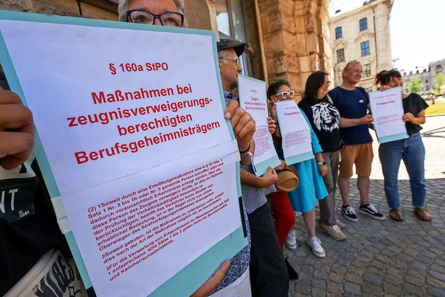 Mitglieder der Linkspartei protestiert...stizministerium gegen die Abhraktion.  | Foto: Peter Kneffel (dpa)