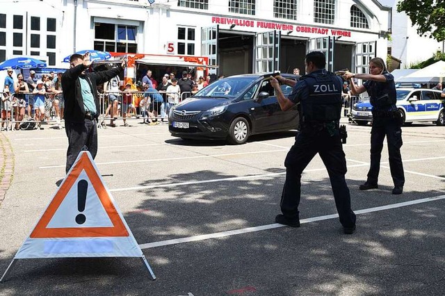 Zollbeamte zeigen am Blaulichttag, wie sie einen Verdchtigen stellen.  | Foto: Rita Eggstein