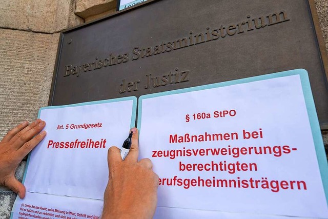 Protestaktion mit Gesetzestexten am Ei...er Mnchner Generalstaatsanwaltschaft.  | Foto: Peter Kneffel (dpa)