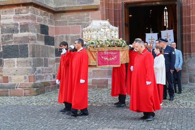 Die Prozession fhrte vom St. Stephans...r zum Blumenaltar auf dem Marktplatz.   | Foto: Christine Weirich