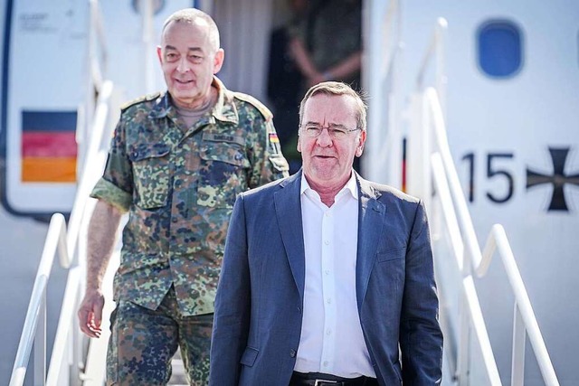 Boris Pistorius (r, SPD), Bundesminist...ommen auf dem Flughafen in Vilnius an.  | Foto: Kay Nietfeld (dpa)