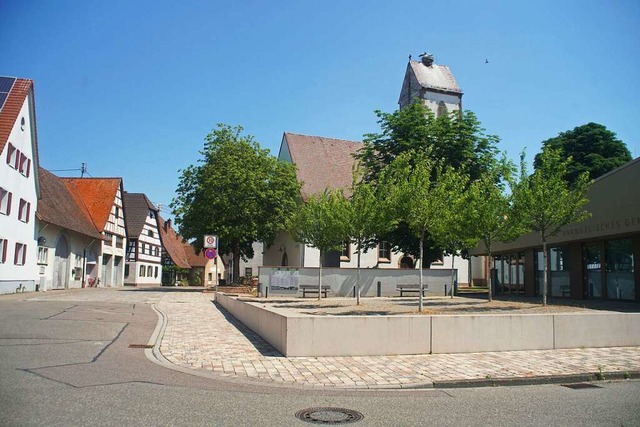 Ansprechend gestaltet ist die Weisweil...smitte mit Kirchplatz und Hauptstrae.  | Foto: Ilona Hge