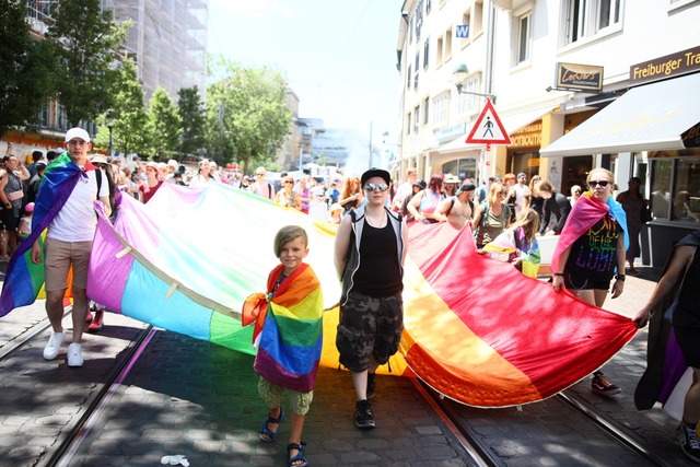 45 Minuten lang ist der frhliche CSD-Zug durch die Innenstadt.  | Foto: Janos Ruf