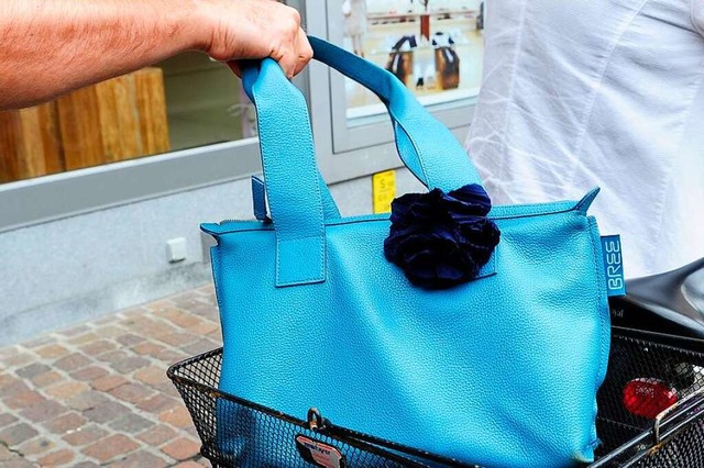 Ein Dieb klaut eine Handtasche (Symbolbild)  | Foto: Ingo Schneider