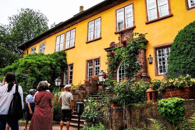 Die Besuchergruppe vor dem Haupteingang zum neuen Schloss  | Foto: Marius Alexander