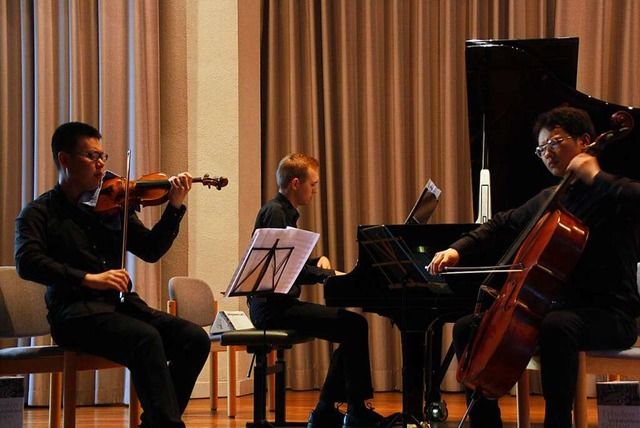 Jie Wan, Leon Sundermeyer und Junyu Ch...Leons Sundermeyers Klaviertrio d-Moll.  | Foto: Christiane Franz