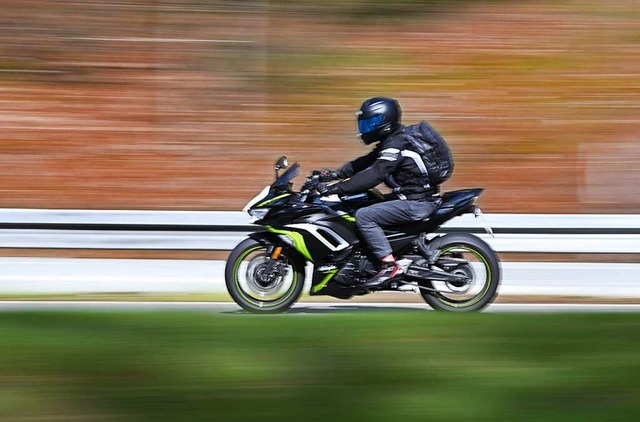 Leitplanken knnen fr Motorradfahrer zur Gefahr werden (Symbolbild).  | Foto: Arne Dedert (dpa)