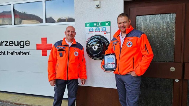 Dirk Weber (links) und Dirk Buss, beid..., mit dem Defibrillator in Meienheim.  | Foto: kmx