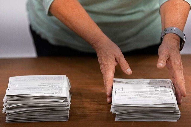 Ging bei der Auszhlung der Brgermeis...jeden Stimmzettel nochmal in die Hand.  | Foto: Patrik Mller