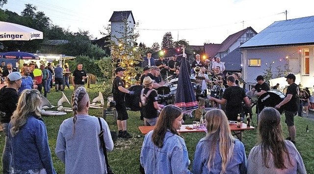 Die Bonndorfer Guggenmusik heizte den ...der Mnchinger Geien  ordentlich ein.  | Foto: Ingrid Mann