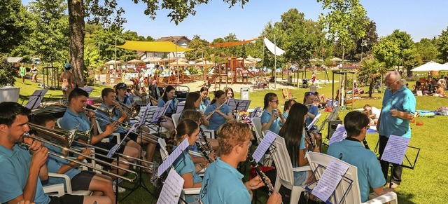 Das Jugendorchester der Stadtkapelle Ettenheim spielte zum Geburtstag auf.  | Foto: Sandra Decoux