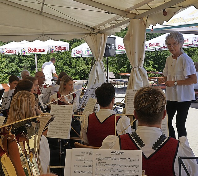 Der Musikverein Hochsal mit Dirigentin Sylvia Baratti-Mannsbart  | Foto: Reinhard Herbrig