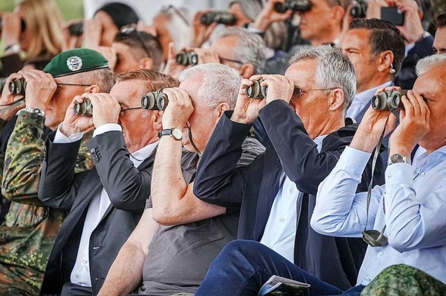 Blick durchs Fernglas auf die Truppe: ...ius (2. v. l.) beim Manver in Litauen  | Foto: Kay Nietfeld (dpa)