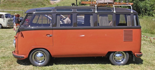 Zum  Sommerfest nach Bubenbach kamen w... auch der VW-Bus aus den 50er Jahren.   | Foto: Gert Brichta