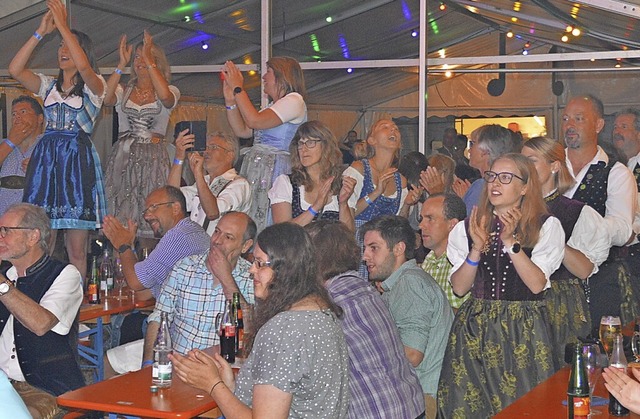 Ausgelassene Stimmung beim Zeltfest des Musikvereins  | Foto: Edgar Steinfelder