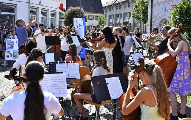 Viel Musik  genossen mehrere hundert M... Samstagvormittag auf dem Marktplatz.   | Foto: Dieter Erggelet