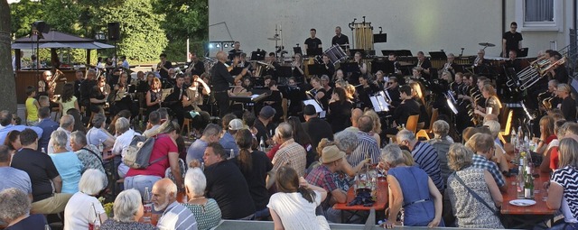 Gut gefllt war der Schulhof beim Dopp...ngsweise Vierfach-Konzert in Buchholz.  | Foto: Hildegard Karig