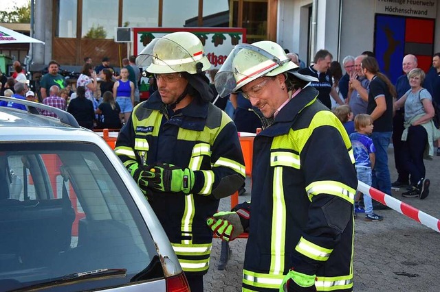 Matthias Baumgartner (links) zeigt Br...schere am Unfallfahrzeug  arbeitet.     | Foto: Stefan Pichler