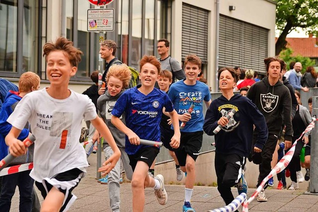 <BZ-FotoAnlauf>Rotteck-Gymnasium:</BZ-... Spendenlauf  machen gute Taten Spa.   | Foto: Jrg Mehrfert