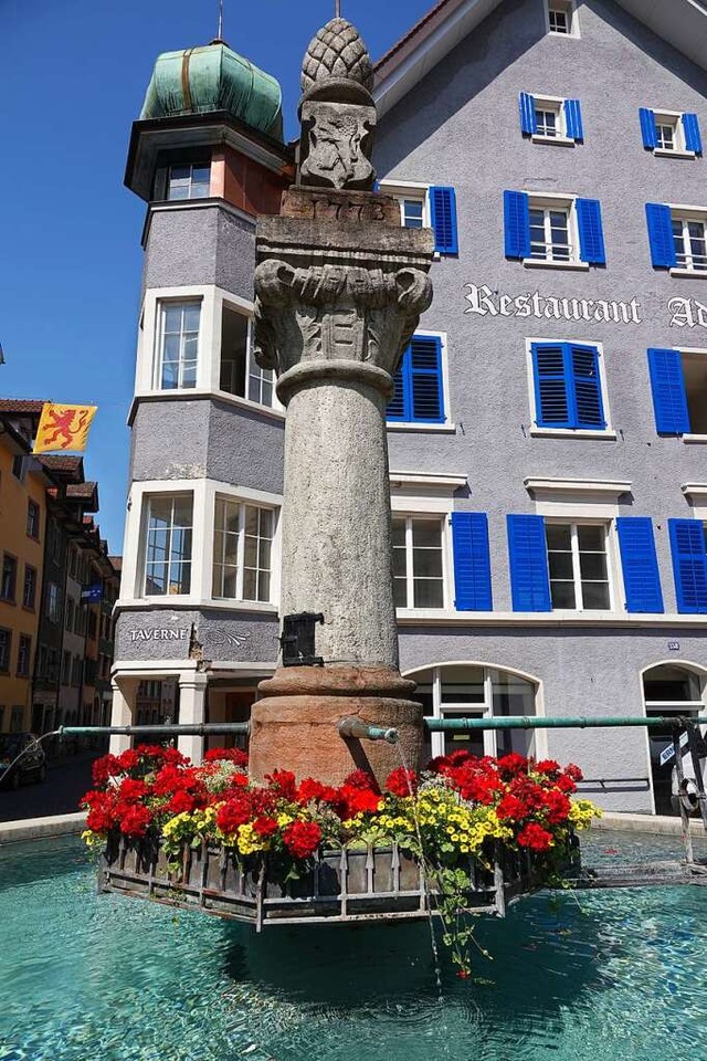 Der Brunnen am Marktplatz in der Altstadt im Schweizer Laufenburg  | Foto: psc