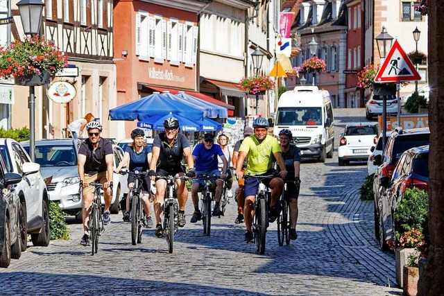 Eine kleine berschaubare Gruppe um di...adeln-Auftaktradtour nach Sasbach auf.  | Foto: Martin Wendel