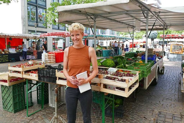 Marktmeisterin Kerstin Schneider auf dem Lrracher Wochenmarkt  | Foto: Sabine Ehrentreich