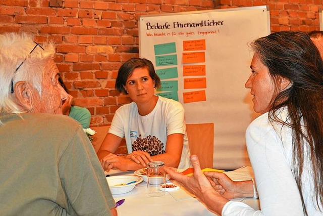 Die Gruppenmitglieder diskutieren ber das Engagement im Ehrenamt.  | Foto: Joachim Mller-Bremberger