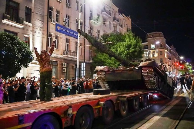 Wagner-Sldner verladen ihre Panzer un... die sdrussische Stadt Rostow am Don.  | Foto: - (dpa)