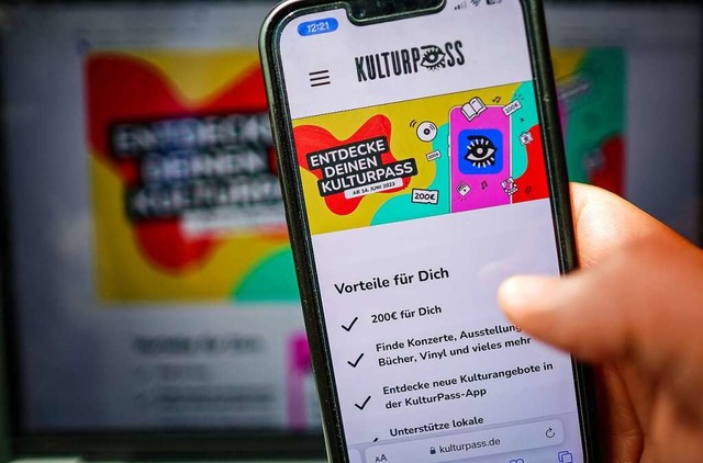 Fr den Kulturpass braucht man einen Ausweis mit Online-Funktion.  | Foto: Jan Woitas (dpa)