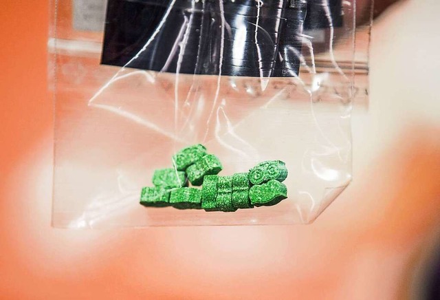 Ecstasy-Tabletten (Symbolbild) mit td...e namens  &#8222;Blue Punisher&#8220;.  | Foto: Lino Mirgeler (dpa)