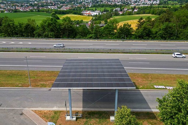Die Photovoltaik-Straenberdachung an...chnitten soll Energie gewonnen werden.  | Foto: Silas Stein (dpa)