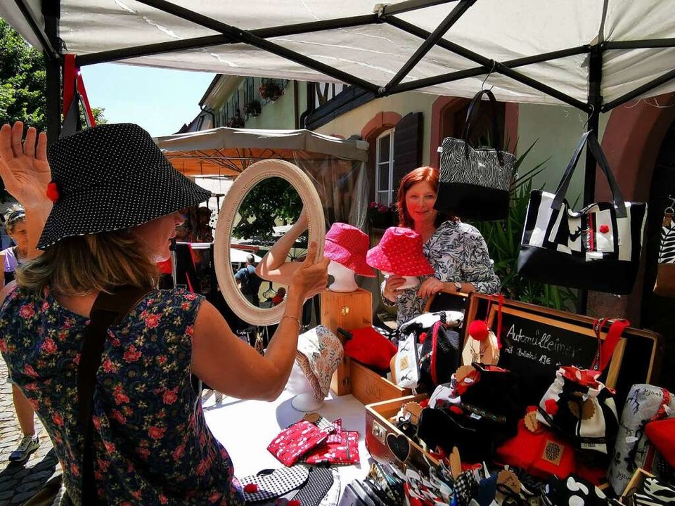 Eine Besucherin probiert bei den Künstlertagen in Burkheim einen Hut an.  | Foto: Eva Buchholz