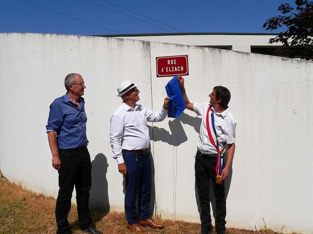 Gemeinsam enthllten die Brgermeister...Straenschild der Rue d&#8217; Elzach.  | Foto: Kurt Meier