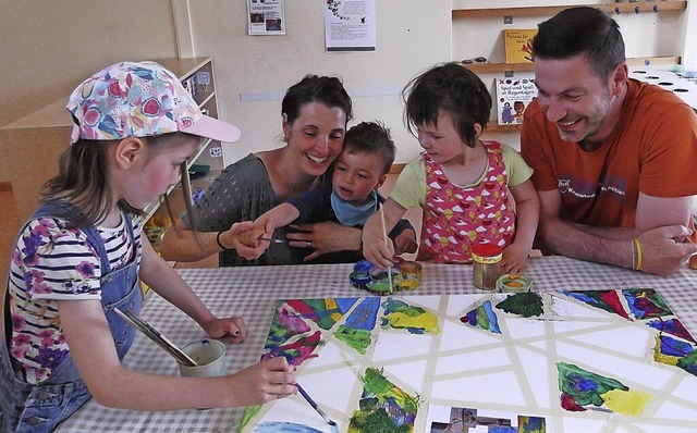 Familie Hettich mit den Kindern Emilie... und Mira zusammen beim Kunstschaffen.  | Foto: Gertrud Rittner