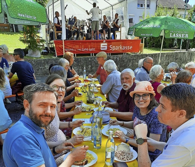 Ein feines Mittagessen gab&#8217;s beim Midsommer und die Musik spielte dazu.  | Foto: Hannes Lauber